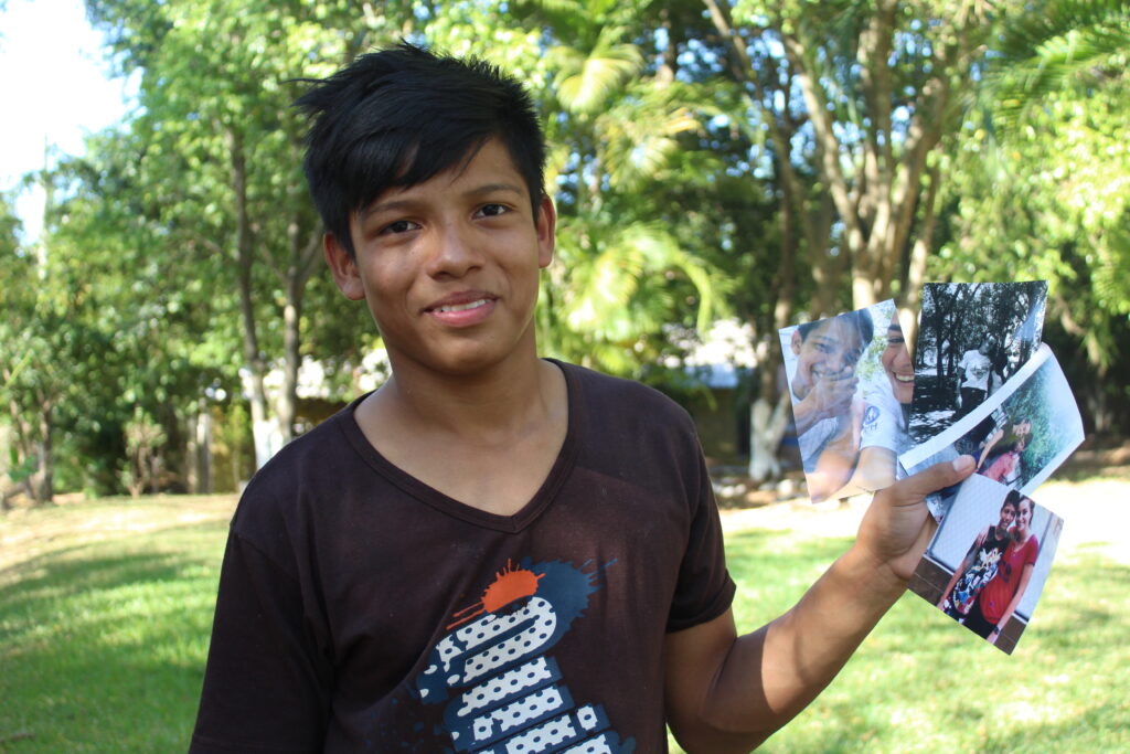 Junge in El Salvador mit Fotos von seiner Patin