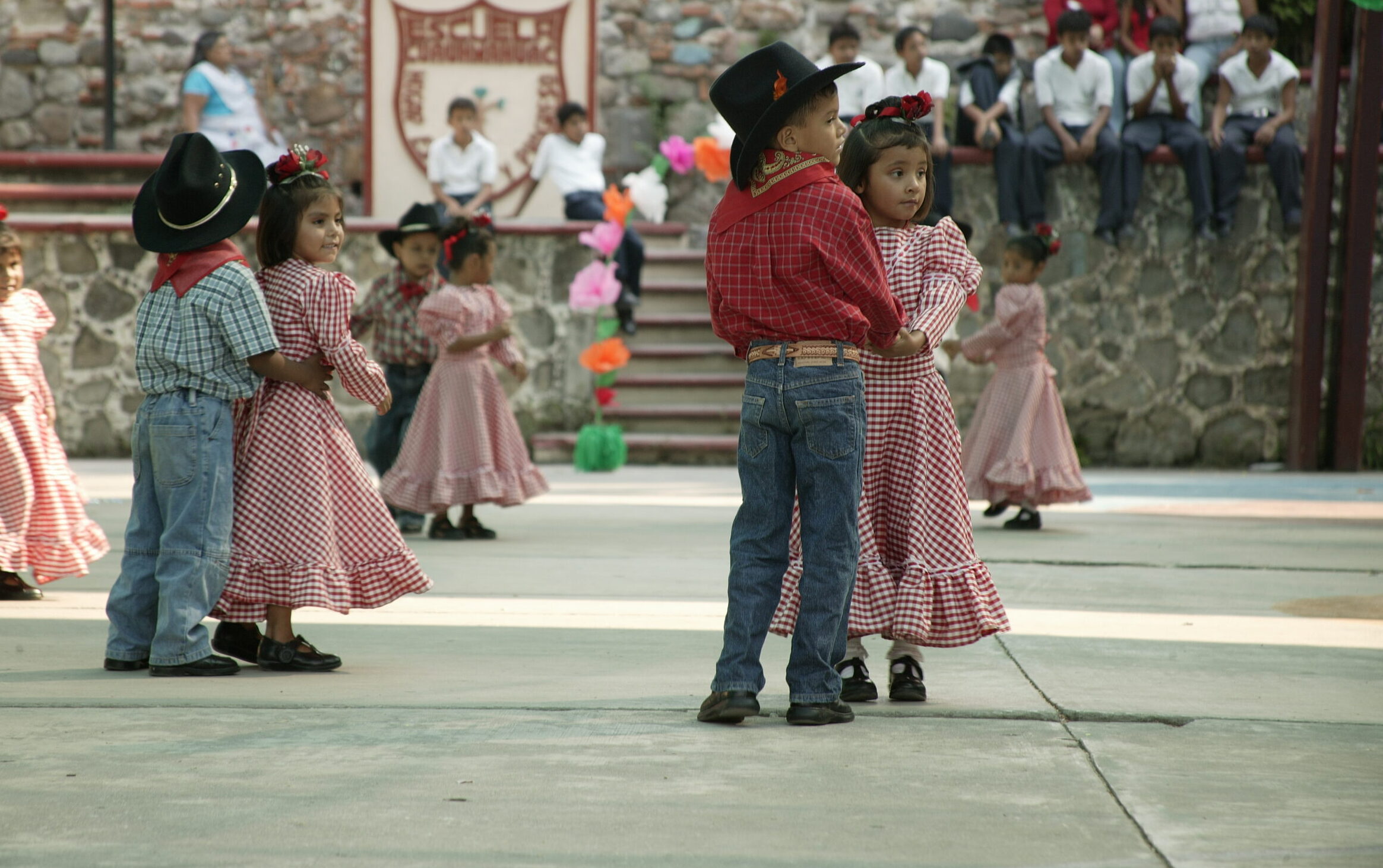 Kinder von NPH Mexiko bei einem klassischen Tanz.