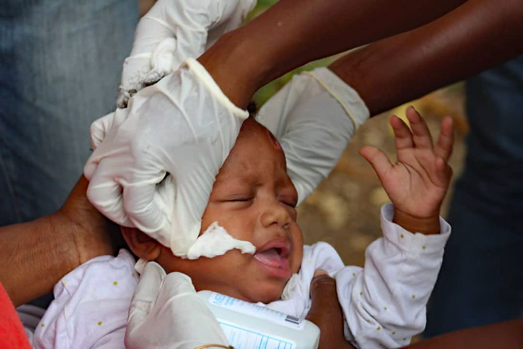 Ein verletztes Baby erhält medizinische Versorgung