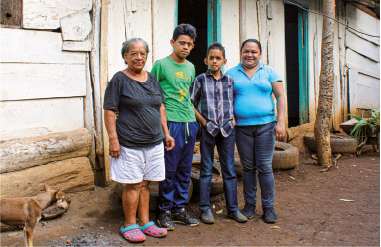 Omar (2. von rechts), seine Mutter, sein Bruder und seine Grossmutter leben unter ärmsten Verhältnissen in einer Holzhütte.