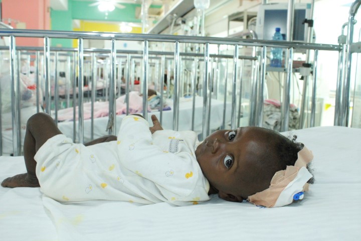 Kleinkind im im Kinderspital St. Damien
